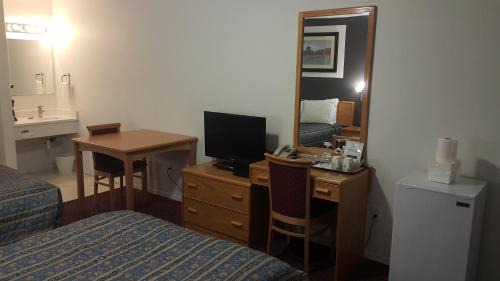 Okanagan-Similkameen Hotel | Budget-Friendly Stay at Cactus Tree Inn with Pool Access