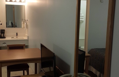 Okanagan-Similkameen Hotel | Explore Cactus Tree Inn: Eco-Friendly Stay with Pool Access