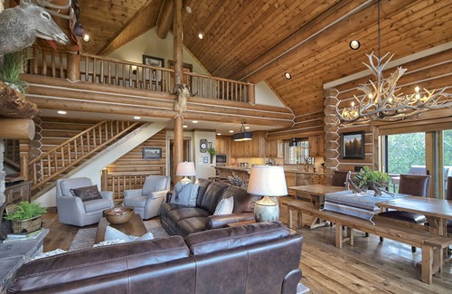 Victor House | Explore Caddis Cabin: 5BR Retreat with Hot Tub & A/C