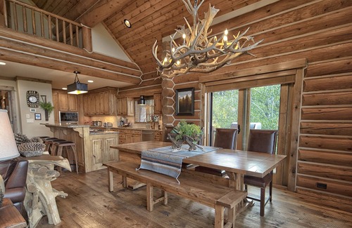 Victor House | Explore Caddis Cabin: 5BR Retreat with Hot Tub & A/C