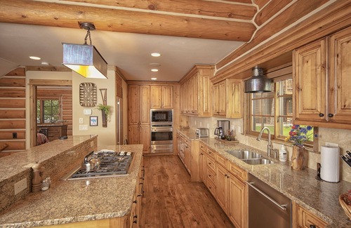 Victor House | Explore Caddis Cabin: 5BR Retreat with Hot Tub & A/C