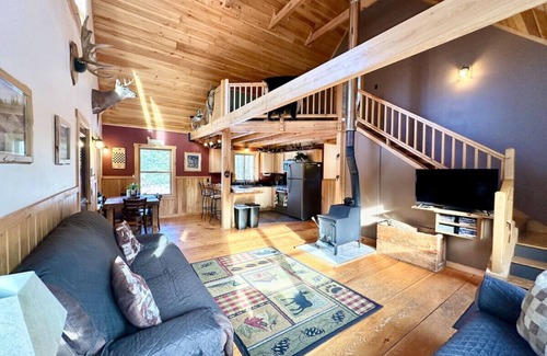 The Forks House | Pet-Friendly Caddis Ridge Camp in West Forks Awaits You