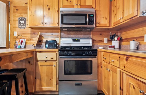 Bismarck Cabin | Unwind at Remember When Cabins with Ocean & Lake Views