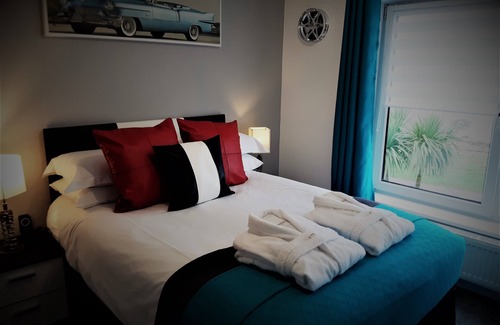 Rothesay Hotel | Discover Cadillac Kustomz Hotel: Oceanfront Bliss Awaits