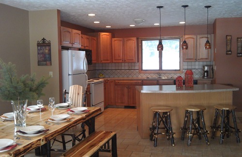 Cadillac House | Unforgettable Lake House Retreat at Boggs N. Lodge