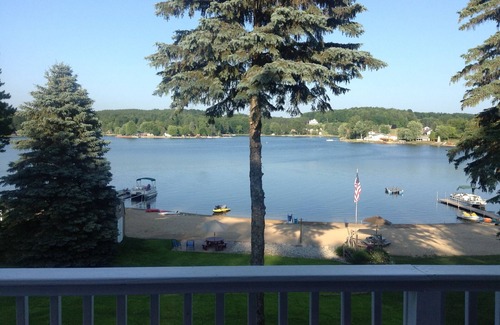 Cadillac House | Unforgettable Lake House Retreat at Boggs N. Lodge