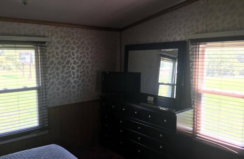 Short Creek Hotel | Family-Friendly Cadiz Motel with Kitchen & Breakfast Options
