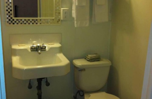 Short Creek Hotel | Family-Friendly Cadiz Motel with Kitchen & Breakfast Options