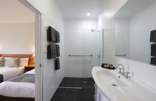 West Tamworth Hotel | Cadman Motor Inn and Apartments: Family-Friendly Retreat