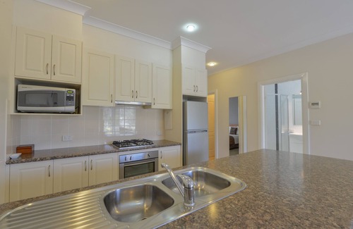 West Tamworth Hotel | Exceptional Cadman Motor Inn & Apartments with Pool Access