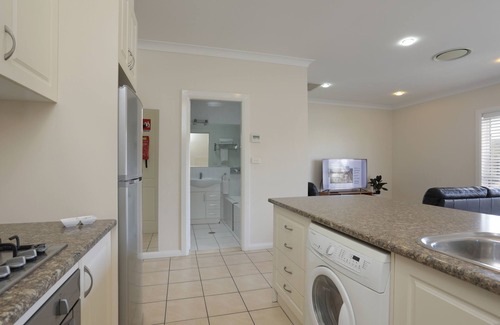 West Tamworth Hotel | Exceptional Cadman Motor Inn & Apartments with Pool Access