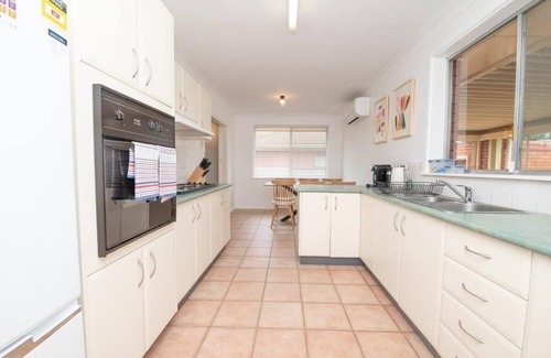 Orange Villa | Stylish Cadogan House in CBD with Family-Friendly Amenities