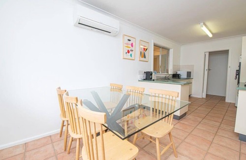 Orange Villa | Stylish Cadogan House in CBD with Family-Friendly Amenities