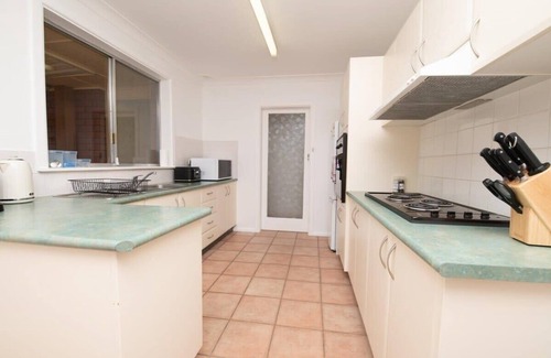 Orange Villa | Stylish Cadogan House in CBD with Family-Friendly Amenities