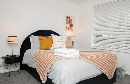 Orange Villa | Stylishly Designed Cadogan House in the Heart of CBD
