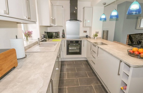 Dwygyfylchi Cottage | CAE BACH: Pet-Friendly Retreat with Ocean Views in Dwygyfylchi