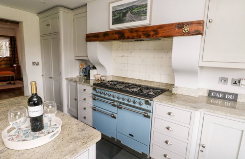 Dwyran House | Pet-Friendly CAE DU with Hot Tub in Beautiful Niwbwrch