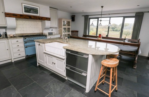 Dwyran House | Pet-Friendly CAE DU with Hot Tub in Beautiful Niwbwrch