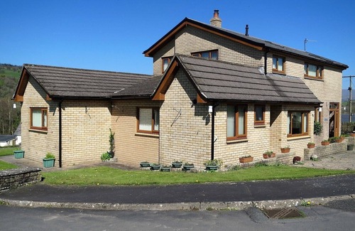 Llangynidr House | Family-Friendly Stay at Cae y Rhedyn Annexe - Rated 9.8