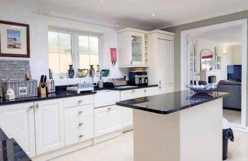 Selsey House | Child-Friendly Caedwalla House: Guest Rated 9.8 in Selsey