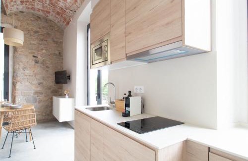 Barri Vell Apartment | Stylish Caelus Boutique Studio: Pet & Child Friendly Stay