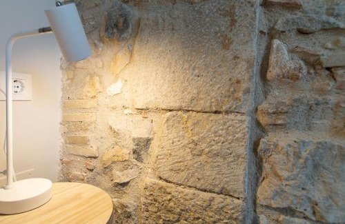 Barri Vell Apartment | Stylish Caelus Boutique Studio: Pet & Child Friendly Stay