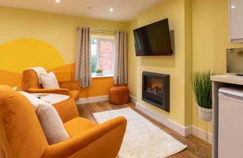 Hendrerwydd House | Heulog Cottage: King Bed & Private Hot Tub, Rated 9.8