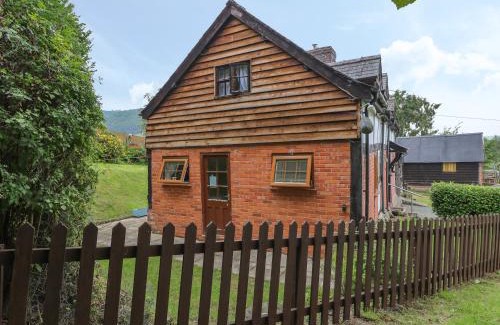 Caersws House | Pet-Friendly Haven: Caerau Farm House Awaits Your Stay