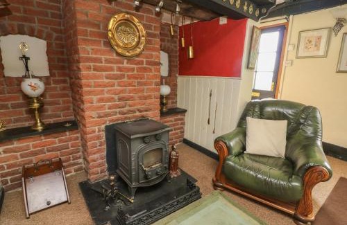 Caersws House | Pet-Friendly Haven: Caerau Farm House Awaits Your Stay