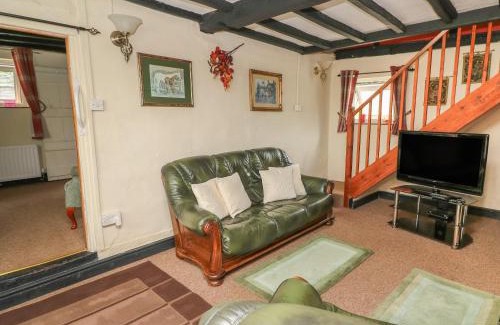 Caersws House | Pet-Friendly Haven: Caerau Farm House Awaits Your Stay