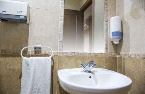 Jaraiz de la Vera Hotel | Cozy Café Bar Hotel Jefi: Family-Friendly with Breakfast