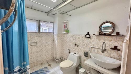 Wat Sam Phraya House | Kid-Friendly Stay at Café de Baan Raow with Kitchen Access