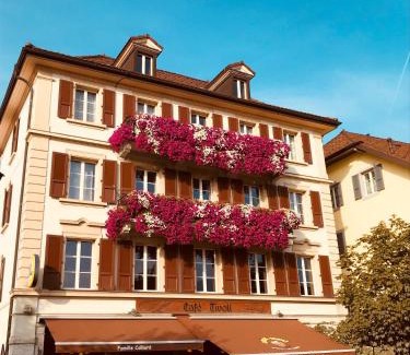 Chatel-Saint Denis Hotel | Cozy Café Tivoli: Family-Friendly Dining Awaits You