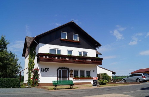 Erbach Apartment | Cozy Cafe Best Ferienwohnung with Kitchen & Breakfast Amenities