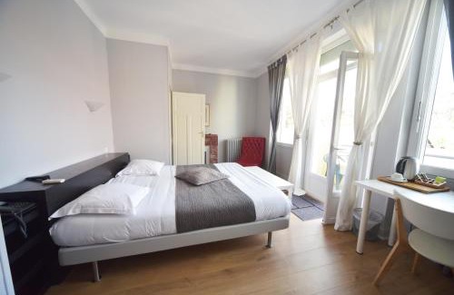 Capdenac-Gare Hotel | Cozy Cafe de Paris: Pet and Child Friendly Retreat