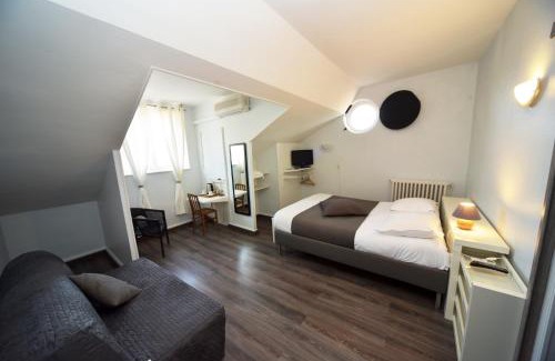 Capdenac-Gare Hotel | Cozy Cafe de Paris: Pet and Child Friendly Retreat