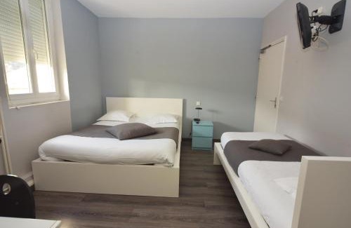 Capdenac-Gare Hotel | Cozy Cafe de Paris: Pet and Child Friendly Retreat