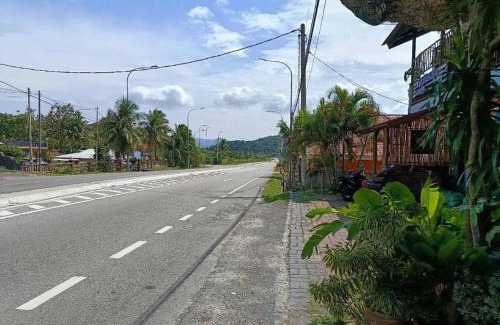 Kampung Kedawang Hotel | Cozy Cahaya Wooden Studio with Pool and Breakfast Options