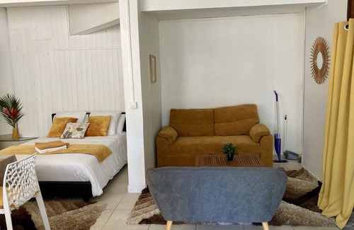 Dampierre Bed & Breakfast | Explore Cahya Lodge: Top-Rated Stay with Pool & Breakfast