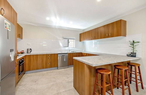 Cairns House | Experience Cairns Central: Walk to Attractions & Enjoy Amenities