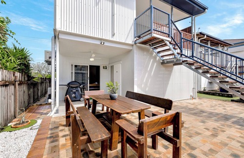 Cairns House | Experience Cairns Central: Walk to Attractions & Enjoy Amenities