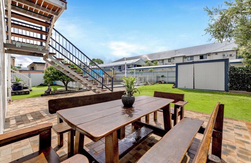 Cairns House | Experience Cairns Central: Walk to Attractions & Enjoy Amenities