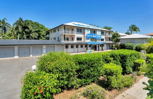 Woree Hotel | Relax at Cairns Reef Apartments & Motel with Ocean Views