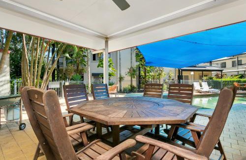 Woree Hotel | Relax at Cairns Reef Apartments & Motel with Ocean Views
