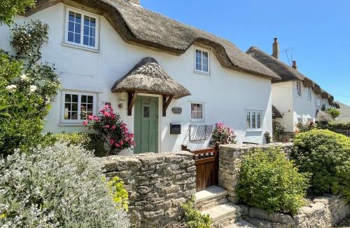 West Lulworth House | Pet-Friendly Cajun Cottage: 4-Star Retreat with High Ratings