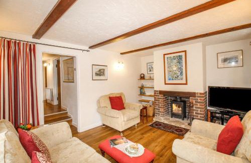 West Lulworth House | Pet-Friendly Cajun Cottage: 4-Star Retreat with High Ratings
