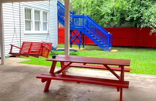 Downtown House | Budget-Friendly Cajun Stays Cedar Crest with Full Kitchen