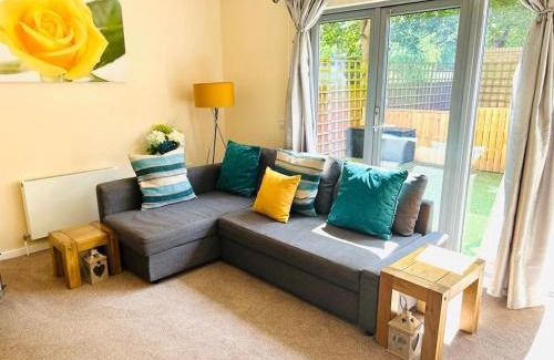 Niddrie Apartment | Family Retreat at Cakemuir Detached House with Garden