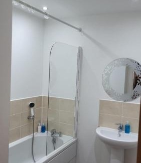 Niddrie Apartment | Family Retreat at Cakemuir Detached House with Garden