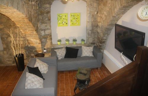 Besalu House | Relax at Cal Arxè: Family-Friendly Hotel with Pool